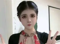 狗头萝莉转型为店铺老板，红色连衣裙展现完美身材，网友：成功洗白了