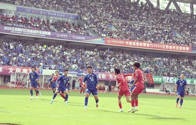 关于新疆客场力克四川，第三连胜稳坐榜首的信息